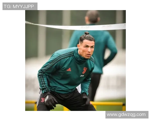 足球明星高个子梳小辫的独特风格与场上表现的完美结合