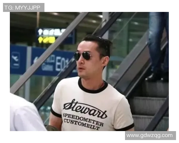 足球明星戴眼镜展现帅气风采的视频合集让你大开眼界