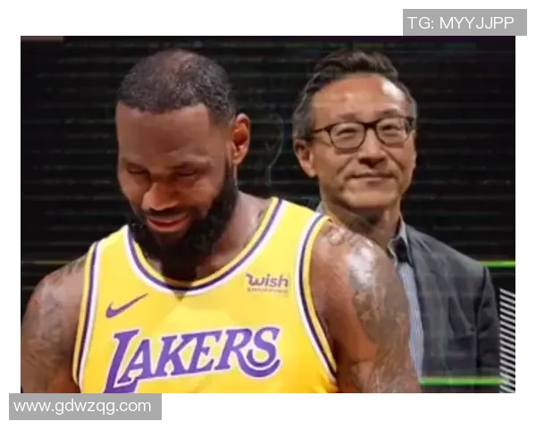 詹姆斯与足球明星亲密互动的视频瞬间引发球迷热议与欢笑