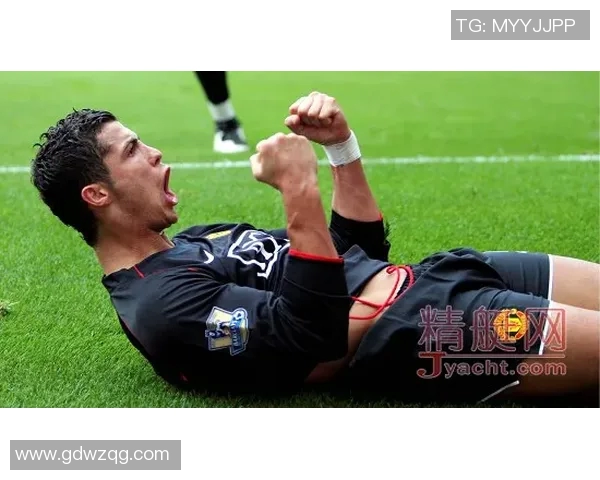 足球明星与豪华游艇亲密合影高清图片展现运动与奢华的完美结合