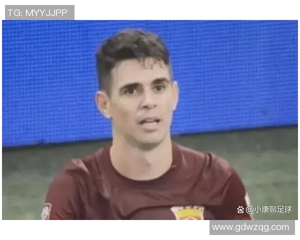 足球明星裁判在关键时刻犹豫不决为何不敢果断出牌引发热议