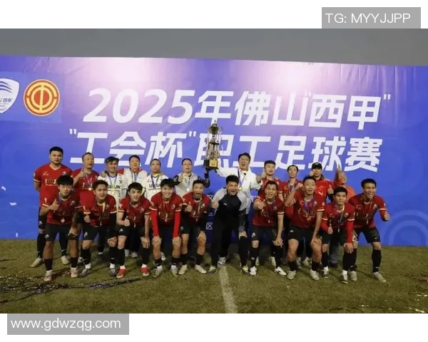 三水足球明星齐聚一堂合影留念展现激情与团结的瞬间